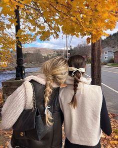 Studera Motivation, Fall Inspo, Fall Photoshoot, Fall Feels, Foto Ideas Instagram, Fall Fits, Fall Pictures, Two Girls, Autumn Cozy