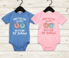 **This listing is for ONE bodysuit. To purchase two, add TWO bodysuits to cart. Donut lose your sprinkles but it's our first birthday! This adorable design is the perfect outfit for any 1 year old boy or girl, and features two Kawaii frosted donuts with sprinkles. This funny and memorable quote is perfect for photo opportunities, social media, and for a donut theme birthday party! Customize each design by choosing your frosting color (pink, blue, chocolate, or vanilla). White and pink bodysuits Matching Shirts For First Birthday, Twin First Birthday Themes, Twins First Birthday, Boy Girl Twins First Birthday, Blue Summer T-shirt For First Birthday, Cute First Birthday T-shirt With Custom Print, Playful Custom Print T-shirt For First Birthday, Twin Birthday Themes, Donut Themed Birthday Party