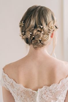 Baby's Breath Hair Pins | Set of 5.  Designed to look like hand picked baby's breath flowers from the garden for an informal bridal look. Made with handmade ivory coloured flower sprays and freshwater pearls. There are 5 pins in total, and each can be styled anywhere in an updo. The could be clustered together as a small bouquet in the hair, or scattered. * Each pin is finished with a delicate stem which simply slides in to your hairstyle, just as a flower stem would. * Packaged in one of my bea Baby's Breath In Hair, Baby Breath In Hair, Future Elegance, Bridal Hair With Flowers, Cute Wedding Hair, Gypsophila Hair, Floral Updo, Bridal Hairpins, Gypsophila Wedding