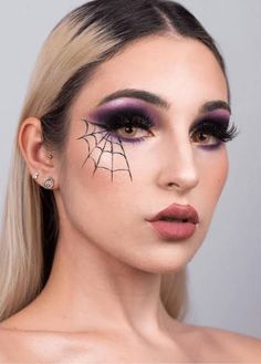 Halloween Trucco, Cookie Highlighter, Witch Face Paint, Maquillage Halloween Simple, Beautiful Halloween Makeup, Halloween Makeup Witch, Mom Halloween Costumes, Halloween Makeup Sugar Skull, Beetlejuice Makeup