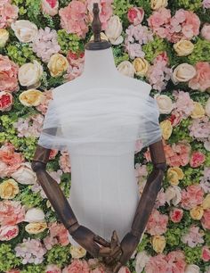 Bespoke/Made to Order:  Removable wedding dress off shoulder shawl sleeve made in a soft bridal tulle. Length: 110cm/42",  120cm/47",  130cm/51",  special order Colour:  light ivory/ dark ivory Video on how to choose the right colour.  https://youtu.be/Q5kjK0Om0DU -------------------------------------------------- SAMPLES Material samples are available for you to check the quality and to match the colour of your wedding dress.  https://themagicbowbridal.etsy.com/listing/1126634573 -------------- Detachable Collar And Sleeves Dress, Luxury Detachable Shoulder Strap For Women, Wedding Dress Removal Sleeves, Removable Wedding Dress, Wedding Dress Straps, Wedding Dress Off Shoulder, Detachable Wedding Dress, Shoulder Shawl, Material Samples