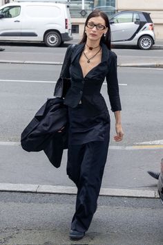 Black Cat Outfit Aesthetic, 1990s Athleisure, Bella Hadid Street Style, Outfit Trends