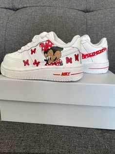 Hand painted custom Minnie Mouse Nike AF 1s. Unisex sneakers for boy or girl. These are perfect for a birthday gift or Christmas gift, or for everyday wear! All shoes come in original Air Force shoebox. Usually ships out within 10-14 days depending on shoe availability. Message me for a custom name added or a change in details. ** A professional top coat is painted over shoes for protection. Do not scrub where paint is as it may chip** No refunds as these shoes are made per order. Minnie Mouse Custom Shoes, Business Shoe, Minnie Mouse Shoes, Painted Shoes Diy, Shoes Diy, Disney Shoes, Mini Mouse, Shoe Design, Sneakers Athletic