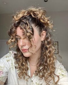 #fashion #lookbook #alllook Curly Hairstyles With Bangs Updo, Short Curly Hair With Long Bangs, Highlights Curly, Curly Styles, Highlights Curly Hair, Curly Bangs, Colored Curly Hair, Hair 2024