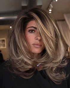 Blowout for Mid-Length Layered Hair Rachel Green Hair, Rachel Haircut, Rachel Hair, Long Sleek Hair, Blonde Balayage Highlights, Blond Balayage