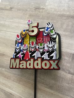 there is a sign that says maddox on the side of a wooden table