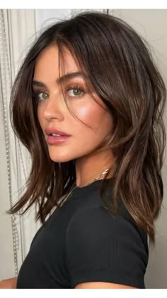 Short To Medium Length Haircut For Fine Hair, Lived In Layers Hair, Medium Short Haircuts For Thick Hair, Fine Mid Length Hair, 2024 Womens Haircuts, Spring Hair 2024, Haircut Summer 2024, Choppy Lob Haircut Mid Length, Collar Bone Haircut