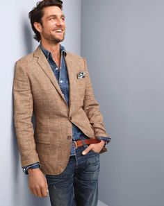 Spring / Summer - casual style - street style - party style - distressed jeans + brown belt + light brown linen blazer + chambray shirt + navy and cream pattern pocket square Terno Slim, Checkered Jacket, Color Combinations For Clothes, Cooler Look, Sharp Dressed Man, Well Dressed Men, Gentleman Style, Fashion Mens