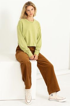 This cozy yet stylish sweatshirt is designed to make you feel lovely and comfortable at all times. The round neckline adds a classic touch, while the drop shoulders provide a relaxed and laid-back vibe. Embrace the cozy feel of the pair of long, loose sleeves that offer both comfort and a touch of chic. The banded cuffs add a subtle detail that complements the overall design. The slightly cropped and relaxed-fit bodice adds a modern twist to this timeless piece, allowing you to effortlessly show Curvy Swimwear, Trendy Sweaters, Loose Sleeves, Spring Sweater, Round Neck Sweatshirts, Spring Trends, Long Sleeve Sweatshirt, Clothing Size Chart, Sheer Fabrics