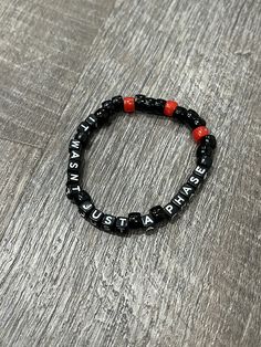 Bracelet Letter Ideas, Letter Beads Bracelet, Emo Friendship Bracelets, Funny Beaded Bracelets Words, Emo Bracelet Ideas, Silly Bracelets, Funny Friendship Bracelets, Bracelets Emo, Emo Bracelets