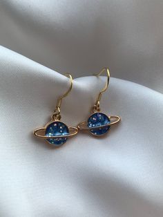 Size: 1.2x1.6x0.2cm  Weight: 30g (pendant only) Introducing the 'Blue Planet' earrings by J&K Jewellery. If you love all things space then these are the perfect earrings for you! Our earrings are all hypoallergenic that comes with a rubber back and each space pendants are made of high quality alloy. If you love all things planets, moon and stars then these are the one for you! These unique earrings will grasp everyone's eye. ↬ Hypoallergenic gold plated 304 stainless steel hooks ↬ All earrings c Space Earrings, Planet Jewelry, Planet Earrings, Diy Jewelry Display, Space Jewelry, Nail Jewels, Blue Planet, Classy Jewelry, Jewelry Outfit