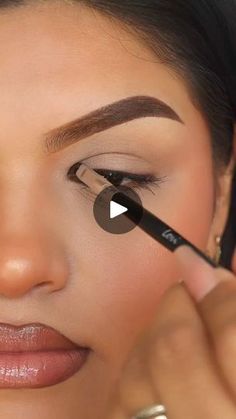 36M views · 522K reactions | Idea y hack de delineado con sombra #anabelladeconstanza #Delineado #makeup #eyeliner | Anabella Constanza | Minelli · MMM Ayra Starr, Party Eye Makeup, Makeup Secret, Makeup Mistakes, Mascara Tips, Calvin Harris, Makeup For Black Women, Pretty Eyes