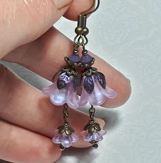 LILAC BRONZE FLOWER EARRINGS  ▪️▪️▪️▪️▪️▪️▪️️▪️▪️▪️▪️▪️▪️ These pretty pale purple floral earrings are made with cute lilac Lucite flowers that have been painted with an iridescent finish they have matching crystals in cyclamen opal shade and are finished with antique bronze fish hook ear wires and hand painted ornate floral bead caps. They are very light weight and are perfect for special occasions, festivals and bridesmaids yet cute enough for everyday wear.  💜MATERIALS *Lucite Flowers  *Bron Shoujo Life, Lucite Flower Earrings, Lilac Earrings, Lucite Flowers, Pink Gift Box, Jewellery Vintage, Pale Purple, Hippie Earrings, Floral Jewelry