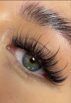 Whispy Light Volume Lashes, Wispy Hybrid Lash Extensions With Spikes, Fluffy Russian Lashes, Brown Eyelashes Extensions, Medium Lash Extensions, Full Wispy Eyelash Extensions, Babydoll Lash Extensions, Lash Extensions Aesthetic, Hybrid Wispy Lash Extensions