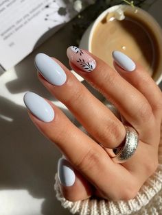 icy blue nails with leaf designs Ongles Baby Blue, Casual Nails, Trendy Nail Art, Short Acrylic Nails Designs, Oval Nails