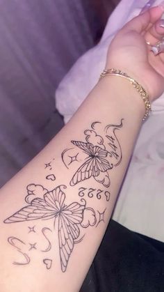 Basic Tattoos, Cute Hand Tattoos, Pretty Hand Tattoos, Tattoos For Black Skin, Dope Tattoos For Women, Beautiful Tattoo, R Tattoo, Cute Tattoos For Women