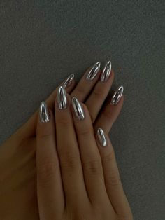 Trendy silver chrome nail inspo Silver Dress Nail Ideas, Silver Chrome Oval Nails, Matalic Nails Silver, Silver Chrome Halloween Nails, Xmas Nails Silver, Silver Chrome Eyeshadow, Charcoal Chrome Nails, Silver Nails Oval, Chrome Nails On Black Women