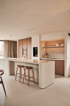 Gietvloeren Curved Kitchen Island, Japandi Kitchen, Curved Kitchen, Japandi Interior, 아파트 인테리어, Minimal Home, House Design Kitchen, Kitchen Inspiration Design, Minimalist Kitchen