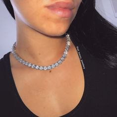 1-3 Werktage Lieferzeit mit Sendungsverfolgung Kauf auf Rechnung Kostenloser Versand & einfache Rückgabe 14 Tage Rückgaberecht Produktdetails: Tennis Choker Hochwertiger Modeschmuck (Kupfer mit Silber überzogen) Stein Material: Cubic Zirkonia Versand: Deutschland 1-3 Werktage mit DHL Gratis Versand ab 40€ EU & Schweiz 2-5 Werktage Lieferung mit DHL Gratis Versand ab 100€ USA & KANADA 2-3 Werktage mit FedEx Gratis Express Versand ab 150€ Weltweit 2-5 Werktage mit FedEx & DHL Grati Tennis Chain Necklace, Tennis Chain, Jewelry Designers, Tennis Necklace, Luxury Gift Box, Party Outfits, Stunning Jewellery, Copper Jewelry, Boss Babe