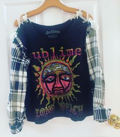 Bought this sublime sweatshirt from jc penny and the flannel from Costco both were brand new before I cut them and attached them to one another - also cropped the sweatshirt a bit and then added cuts on the shoulders and laced them up with ivory stretch lace - so so cute!! If you are tired of the regular cropped sweatshirts this is for you- size medium!! Hand wash in cold water and lay flat to dry , iron on medium heat when needed but not on logo area! Diy Vintage Tshirt, Sublime Sweatshirt, Upcycled Sweatshirt, Tshirt Makeover, Estilo Hippy, Upcycle Shirt, Upcycle Tshirt, Tshirt Refashion, Upcycled Fashion