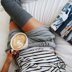 Good plan for a Sunday morning :  coffee and fashion magazine  ! Chill Outfits Lazy Days Comfy Clothes, Chill Outfits Lazy Days, Outfits Lazy Days, Cute Chill Outfits, Outfits Lazy, Kendall Jenner Outfits, Comfy Clothes, Chill Outfits, Thigh High Socks