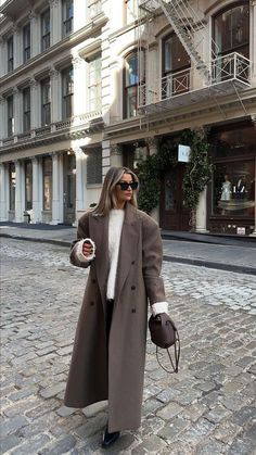 Old Money Autumn Outfits Women 2024: 25+ Ideas You Will LOVE 24 Long Coat Outfit, Winter Overcoat, Work Fits, London Outfit, Autumn Fits, 2024 Style