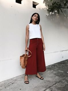 CÃ³mo lograr un look effortless para el verano | Brunette Braid Culotte Outfit, 60s Fashion Trends, How To Wear Culottes, Culottes Outfit, Culotte Style, Summer Trends Outfits, Linen Fashion, Elegante Casual, Street Style Summer