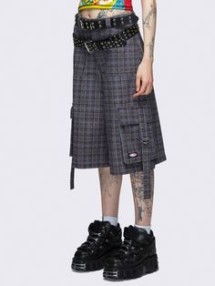 Get ready to feel the 90s vibe with the Arlo Plaid Long Cargo Shorts. Embrace grunge and grandpa core styles with their blue tartan design and multiple cargo pockets. Shop now at Minga London! Grunge Mid-rise Shorts For Streetwear, Grunge Cotton Shorts With Pockets, Cargo Shorts Grunge, Military Style Cargo Shorts, Long Cargo Shorts, Plaid Shorts Outfit, Ramona Badwolf, Jeans With Chains, London Clothing