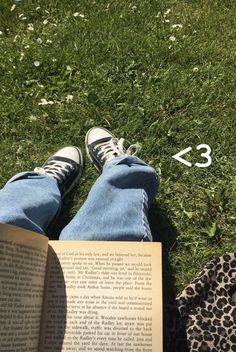 Tumblr Summer Aesthetic, Academia Aesthetic Summer, Reading Picnic, Summer Aesthetic Vibes, Tumblr Summer, Outfit Converse, Aesthetic Summer Vibes, Go Ask Alice