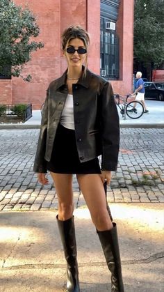 Edgy All Black Work Outfits, First Date Outfit Jeans, Chill Night Out Outfit, Outfit Jupe, Traje Cowgirl, Fall Outfit With Boots, College Night, 00s Mode, Black Boots Outfit