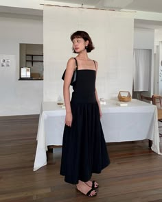 Dress Casual Outfits For Women, Dress To Wear To A Wedding As A Guest, Basic Dresses Casual, Black Summer Dress Outfit, Casual Black Dress Outfit, Summer Minimalist Outfit, All Black Outfit Casual, Dinner Date Dress, Black Dress Casual