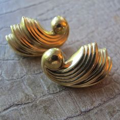 Classic Retro Deco Style Gold Tone Monet Swirl Ear Clips. True Vintage, Gold Costume Fashion Jewelry, Designer Signed Gold Plate Earrings, signed on clips. NOTE: these are the style of clips that need to be placed on the ear/earlobes. 1 3/16 IN x 3/4 IN  approx size  Gold Tone  Monet costume clip back earrings  Gently worn condition, please view all images, thank you Plate Earrings, Gold Costume, Costume Fashion, Deco Retro, Ear Clips, Style Deco, Jewelry Designer, Gold Plated Earrings, Gold Fashion