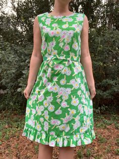 Adorable green daisy print dress from the 1960s. This fabric is just so cute! The dress has a darling ruffle at the bottom of the skirt and has a sash, which would look absolutely amazing worn as a headband!  Label: Tanner of North Carolina Labeled size 16. Could fit a modern M/L. Please review measurements below. Measurements Bust: 40 inches Waist: 38 inches Length: 41 inches Condition: Excellent vintage condition. No flaws to note. Please let me know if you need additional photos or measurements, or if you have any questions at all. I'm happy to help. Thank you so much for shopping with Chloris Vintage. -- Chandler Green Lined Dress For Garden Party, Green Lined Dresses For Garden Party, Vintage Green Spring Dresses, Cute Green Daywear Dress, Cute Green Knee-length Dress, Cute Green A-line Dress, Retro Spring Dresses With Ruffles, Cute Green Floral Print Dress, Green Cotton Dress With Ruffle Hem