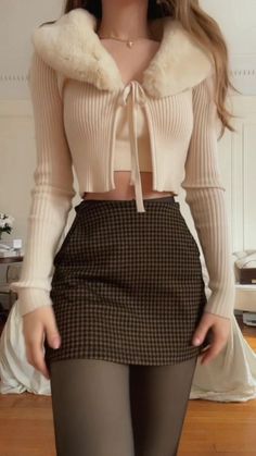 Cute Outfits Feminine, Elegant Winter Tops, Vintage Feminine Aesthetic, How To Dress Like A Model, Kenzie Kay, Cloth Ideas, Hyper Feminine, French Aesthetic, Jenifer Aniston