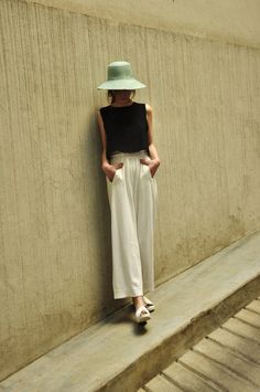 - Garment Inspiration, Weekend Mode, Black And White Outfit, Summer Lookbook, Looks Street Style, Pantalon Large, Satin Top, Looks Chic