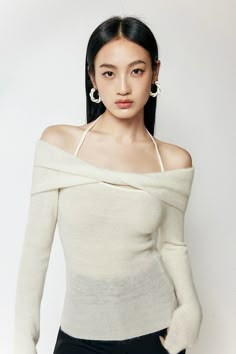 Experience elegance and versatility with our Off-Shoulder Ribbed Long Sleeve Halter-Neck Sweater Top, the ultimate addition to your modern wardrobe.
Crafted with a blend of polyamide fiber, wool, and alpaca hair, this sweater offers a soft touch and a gentle drape that accentuates your silhouette. The unique off-shoulder halter-neck design provides a chic, layered look that transitions effortlessly from a casual day out to a sophisticated evening ensemble.
Pair this top with high-waisted jeans f Modern Wardrobe, Urban Wear, Knitwear Tops, Women Hoodies Sweatshirts, Off Shoulder Tops, Layered Look, Neck Designs, Halter Neck, High Waist Jeans