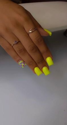 Yellow Short Nails Acrylic, Neon Nails Black Women, Lemon Juice Nails Color Designs, Natural Gel Nails Ideas Short Summer, Short Square Acrylic Nails Yellow, Short Acrylic Nails Neon, Neon Nails With Design, Green Nails Black Women