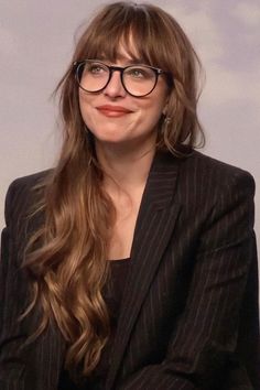 90 Hairstyles, Dakota Johnson Bangs, Hairstyles For Wavy Hair, The Lost Daughter, Bangs And Glasses, Lost Daughter, Dakota Style, Dakota Johnson Style, 12 December