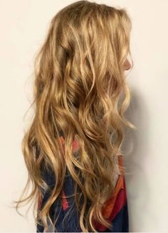 Long Hair Not Styled, Blond Long Wavy Hair, Long Blond Wavy Haircuts, Blonde Thick Wavy Hair, Long Wavy Fine Hair, Long Blonde Hair With Layers Wavy, Layered Beach Hair, Blond Highlights Wavy Hair, Wavy Long Blonde Hair