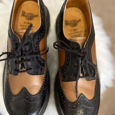 Unisex Vintage Dr. Martens 3979/34 Leather Wingtip Black & Gold Brogue Oxford Made In England. Uk 5 Women’s Us 7 Men’s Us 6 Great Condition Evident By Soles, Laces And The Print Inside Shoe Isn’t Worn Out. Dr Martens 3989, Dr Martens Vintage, Vintage Dr Martens, Inside Shoes, Summer 2025, Popular Shoes, England Uk, Vintage Shoes, Oxford