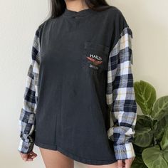 Distressed Long Sleeve Shirt Diy, Upcycle Long Sleeve Shirt, Flannel Rework, Long Sleeve Shirt Diy, Flannel Diy, Upcycled Clothing Tutorial, Modified Clothing, Rework Clothes, Hoodie Flannel