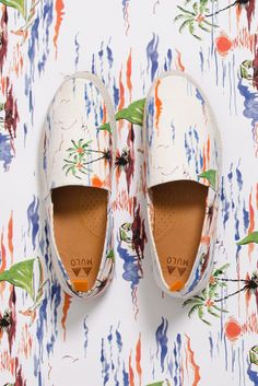 The Style Examiner: Hentsch Man x Mulo Hawaiian Print Shoe Hawaiian Ideas, Hawaii Clothes, Tropical Shoes, Shoes Painting, Vans Shoes Fashion, Preppy Inspo, Coastal Cottage Decorating, Shoes Print