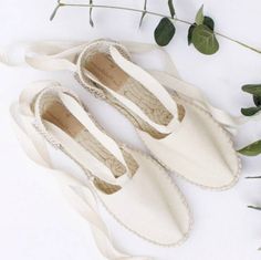 Spanish espadrilles made by hand in Cervera del Río Alhama - La Rioja. 🌴 Flat canvas espadrilles with heel and cotton straps to tie around the ankle. 1.5 cm jute sole with excellent quality non-slip natural rubber, hand-sewn by hand. ❤️ Available in various colors ❤️ 🌴 An essential model for day to day, on our trips or our getaways. SHIPMENT Please leave a phone number so that the transport agency can contact you. HOW TO CARE FOR YOUR MEDITERRANEAN ESPADRILLES: your care First of all, prevent Ribbon Flats, Spanish Espadrilles, Womens Espadrilles Wedges, Women's Espadrilles, How To Make Ribbon, Womens Wedding Shoes, Flat Espadrilles, Womens Sandals Flat, Espadrilles Wedges