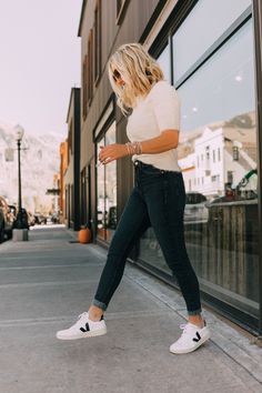 Veja Sneakers Outfit, Busbee Style, White Sneakers Outfit, Sneaker Trend, Sneakers Fashion Outfits