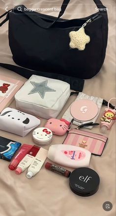 Mochila Kpop, Inside My Bag, Purse Essentials, My Purse, Handbag Essentials, What In My Bag