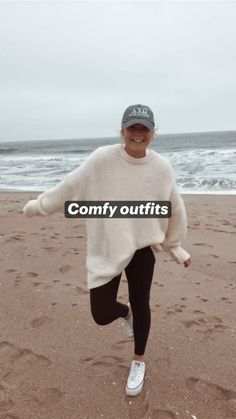 Cozy Car Ride Outfit, Comfy College Outfits Spring, Comfy Outfits With Beanies, Comfy Beach Outfit Winter, Beach Leggings Outfit, Cute Outfits With White Beanie, Cloudy Day Beach Outfit, Outfits For The Coast Cold, Bonfire Outfit Spring