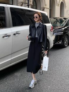 Photo Booth Outfit, Smart Casual Work Outfit Korean, Silk Midi Dress Outfit Casual, Fall Outfits Japan Street Styles, Korea Outfit Autumn, Japanese Business Fashion, Ootd Autumn Korea, Spring Ootd Korea Korean Style, Kdrama Work Outfits