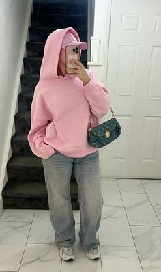 Pink Denim Tears Hoodie Outfit, Hoodies Outfit Girl, Hoddies Outfits Girl Winter, Pink Hoodie Outfit Ideas, Jean And Hoodie Outfit, Pink Nike Hoodie Outfit, Knit Runner Outfit, Hot Pink Hoodie Outfit, Hoodie Outfit Baddie