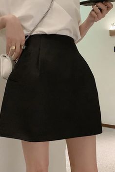 High Waist Mini Skirt For Office, High Waist Lined Mini Skirt For Office, Office Lady High Waist Lined Mini Skirt, Solid Mini Skirt With Pockets, Spring Office Lady Mini Bottoms, Mini Skirt With Pockets And Short Inseam, Solid Color Office Lady Mini Skirt, Night Out Skirt With Pockets, Short Length, Low Rise Skirt