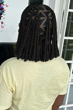 Medium Box Braids Last Hairstyles, Large Knotless Box Braids Shoulder Length, Knotless Box Braids Medium Short, Medium Knotless Box Braids Hairstyles, Neck Length Box Braids, Short Large Box Braids With Curly Ends, Short Box Braids For Black Women, Short Bob Knotless Braids, Large Short Knotless Box Braids